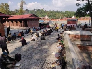 उपत्यकाको मुख्य सडकमा खानाको आशामा डुवुल्कि मार्दै दिनदुःखी अन्जानहरु
