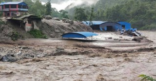 सिन्धुपाल्चोकमा बाढीको बितण्डा