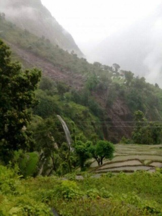 पहिरोेको कारण जुगलको नाम्फामा १८ घर उच्च जोखिममा, अलपत्र ३५ को उद्दार गरिदै