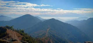 बादलसँग तस्वीर खिच्न हाँडीकोट