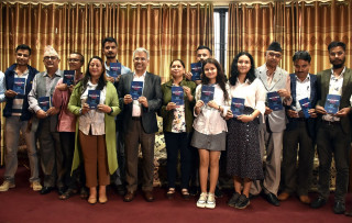 राजनीतिमा सक्रिय रहेका रवीन्द्र मिश्रको नयाँ पुस्तक ‘विचारभन्दा माथि देश’ सार्वजनिक