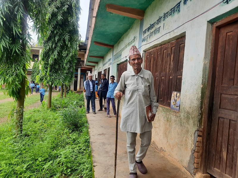 लट्ठी टेक्दै झाेला बाेक्दै ९० वर्षमा एक कक्षा
