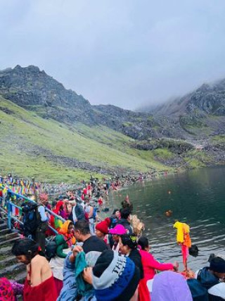 गोसाईकुण्डमा तिर्थयात्रुहरू (तस्विरमा हेर्नुेस्)