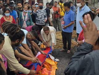 कलाकार लक्ष्मी श्रेष्ठ (अप्सरा आमा)को पशुपतिमा अन्त्येष्टि