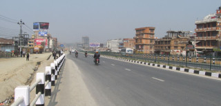 एक्काइस राजमार्ग सँगसँगै निर्माण