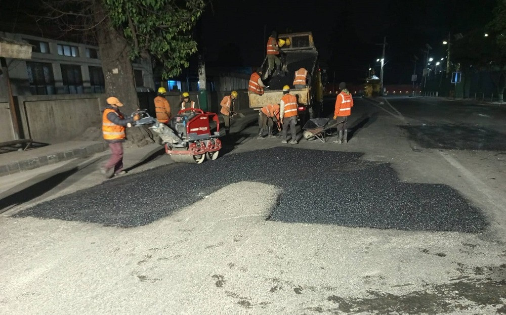काठमाडौंका सडकको खाल्डाखुल्डी मर्मत (तस्बिर)