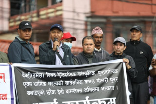 छाया कम्प्लेक्स तत्काल भत्काउन माग गर्दै प्रदर्शन (तस्बिरहरू)